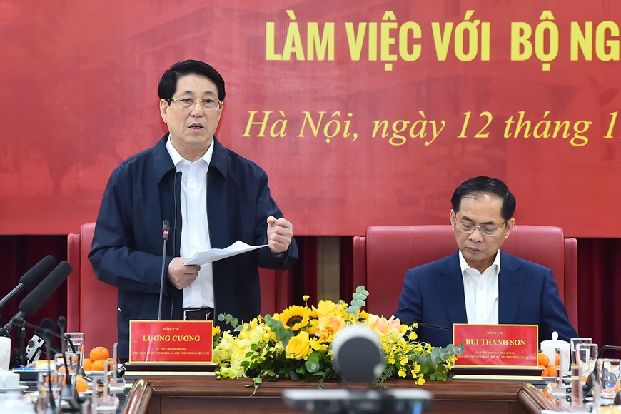 Presidente de Vietnam trabaja con dirigentes del Ministerio de Relaciones Exteriores