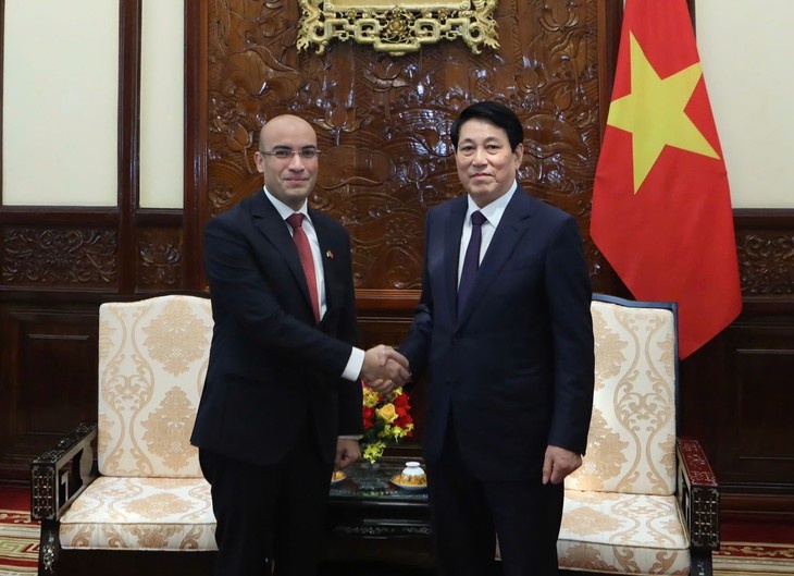 Presidente de Vietnam recibe al saliente embajador argelino