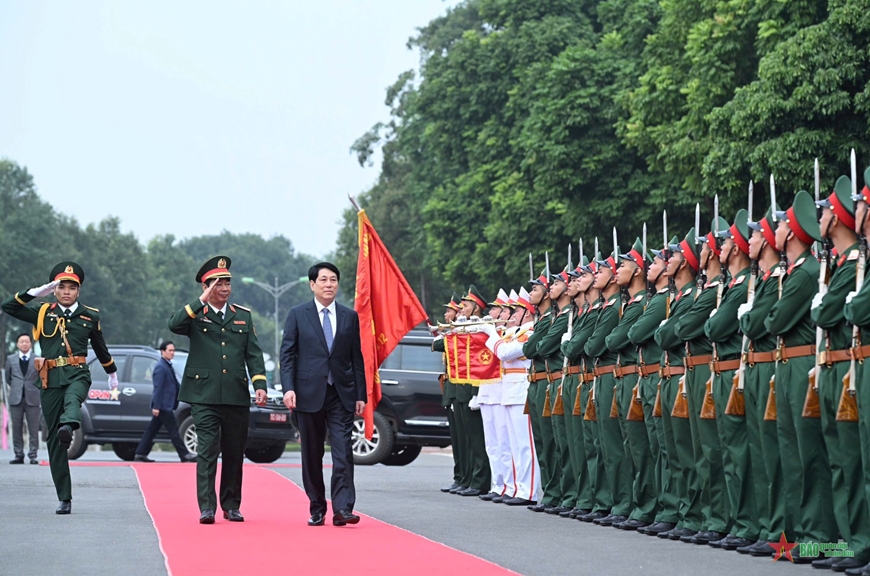 El jefe de Estado visita el cuartel del 12 º Cuerpo de Ejército Popular de Vietnam