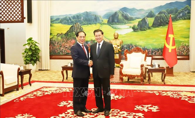 El viceprimer ministro y ministro de Asuntos Exteriores se reúne con dirigentes de Laos