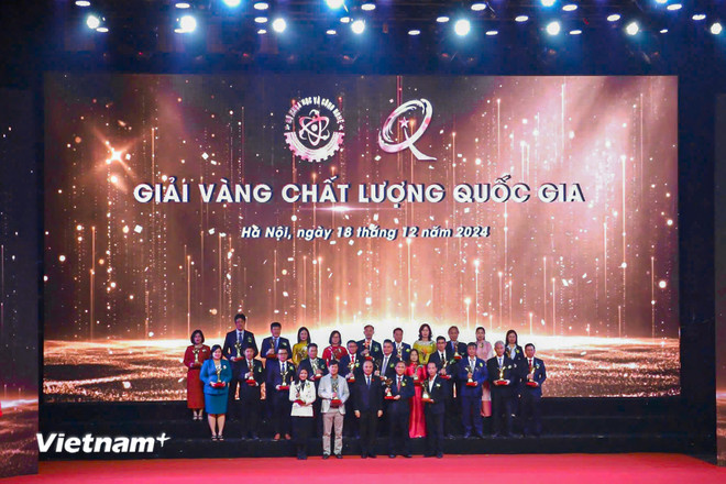 Homenaje a empresas ganadoras de Premios Nacionales de Calidad de Vietnam para período 2021-2023