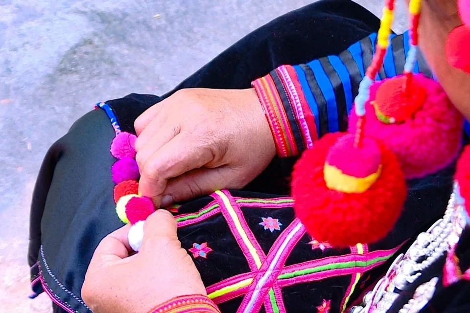 Belleza cultural de trajes tradicionales de mujeres de la etnia Ha Nhi en Dien Bien