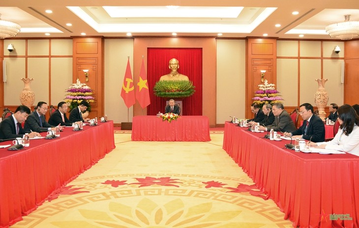 Líder del PCV sostiene conversación telefónica con primer ministro de Singapur