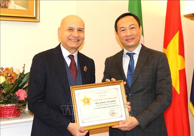 Entregan la insignia “Por la causa de la justicia” al ex embajador de Italia en Vietnam