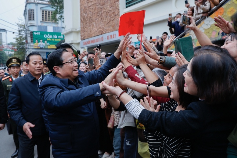 Primer Ministro felicita la Navidad en la parroquia de Lao Cai