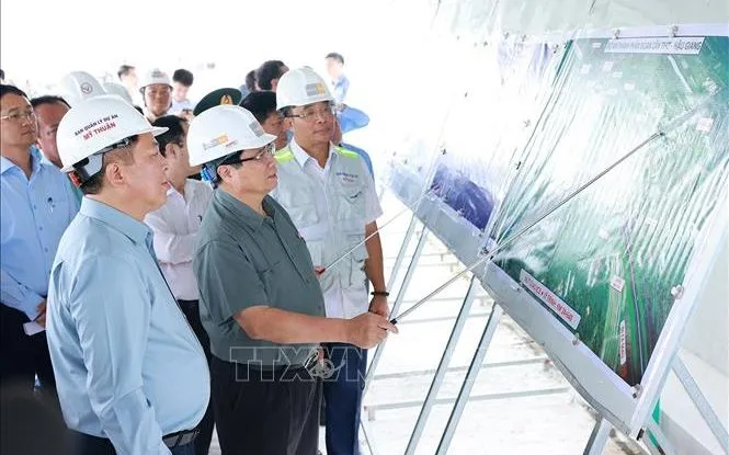 Primer Ministro revisa la construcción del tramo de la autopista Hau Giang-Ca Mau
