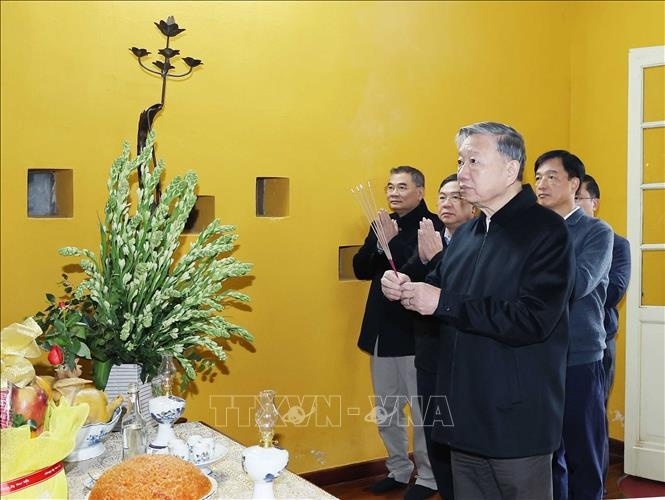 Secretario General del PCV homenajea el símbolo de Vietnam-Ho Chi Minh