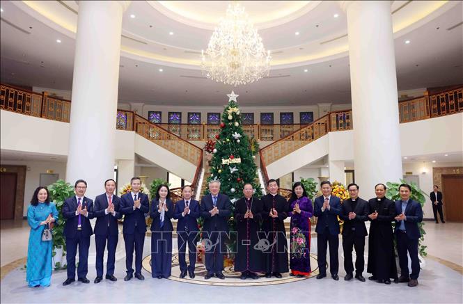 Dirigente vietnamita felicita a comunidad religiosa por Navidad