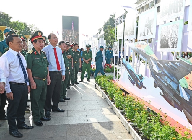 Celebran en Ciudad Ho Chi Minh exposiciones fotográficas por 80 años de fundación del Ejército Popular de Vietnam