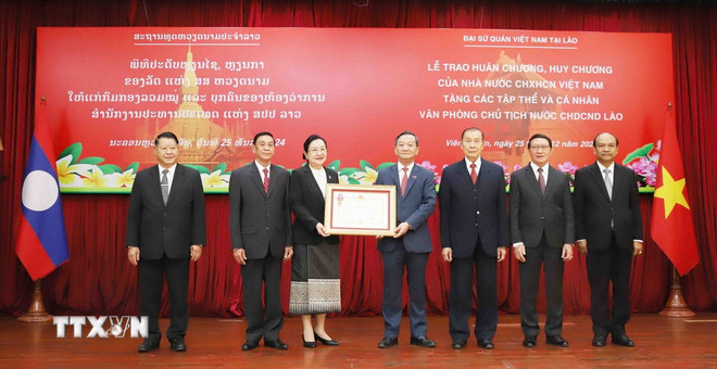 La Oficina Presidencial de Laos recibe distinciones vietnamitas