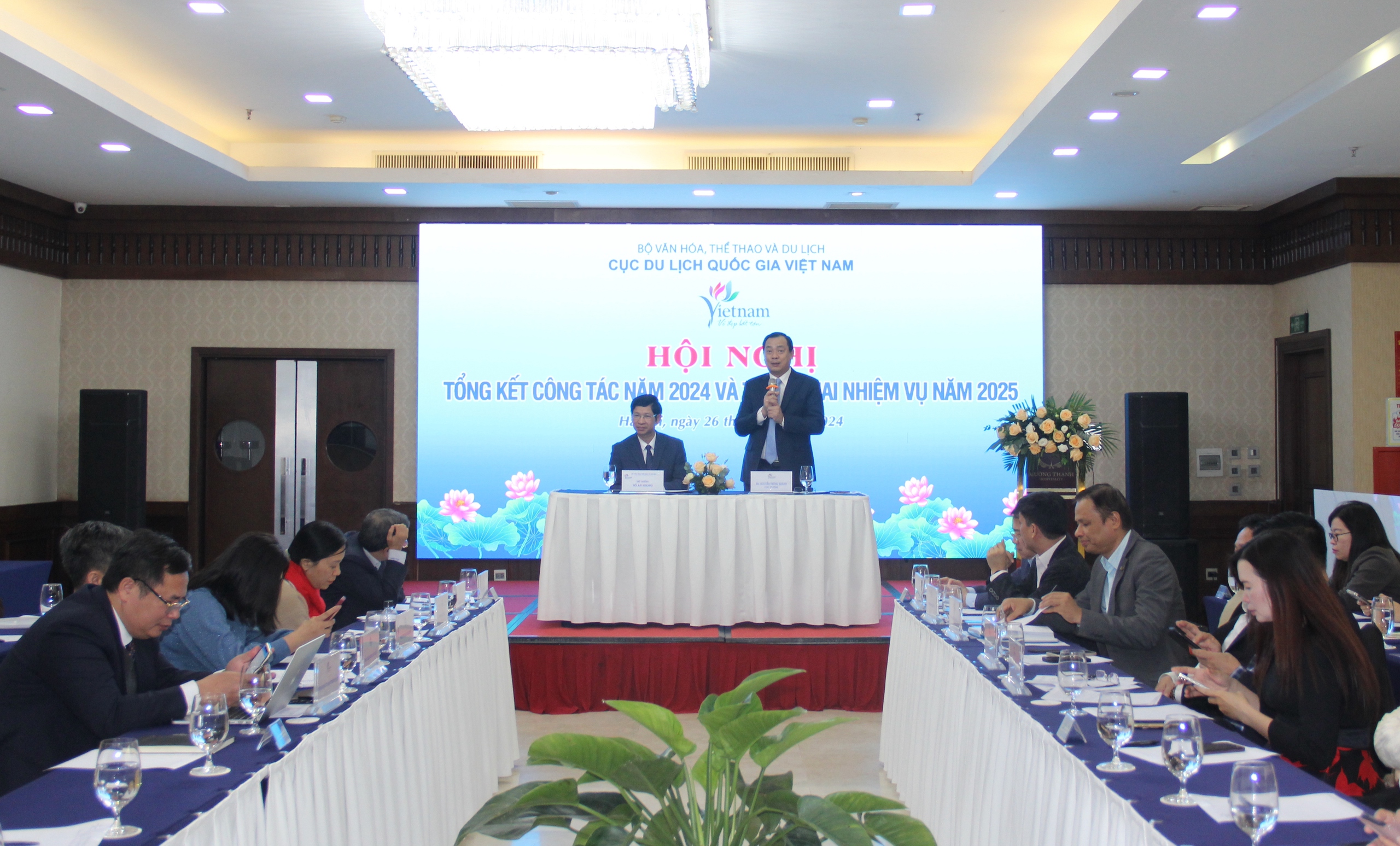 Celebran conferencia de balance del sector turístico de Vietnam