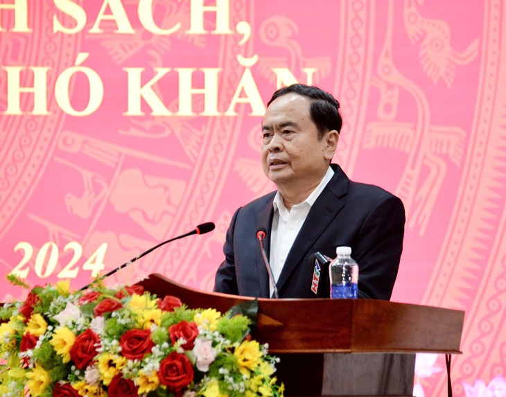 Presidente del Parlamento de Vietnam entrega regalos del Tet a necesitados en Ha Tinh